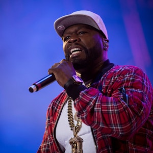 US-Rapper 50 Cent rappt in ein Mikrofon bei seinem Konzert am 8. Juli 2016 in der Schweiz. Er kommt im Juni nach Köln.