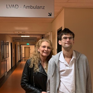 Der 27-jährige Christopher und seine Mutter Gabriele stehen im Flur des Helios Klinikums in Siegburg.