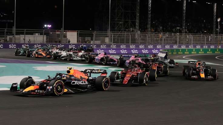 Die Formel-1-Boliden beim Grand Prix von Saudi-Arabien 2022 in Aktion.