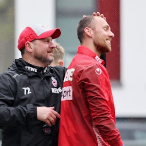 Steffen Baumgart streichelt Marvin Schwäbe den Kopf.