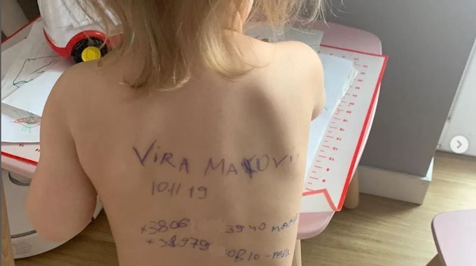 Vira Mako: Das Kind wurde von der Mutter beschriftet. Dahinter steckt eine drastische und tragische Maßnahme wegen des Ukraine-Krieges.