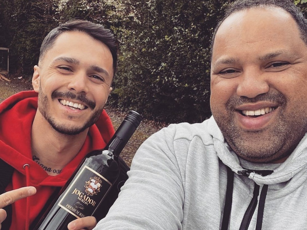 Leonardo Bittencourt posiert mit einer Flasche Wein und Ex-Profi Ailton