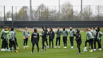 Cheftrainer Adi Hütter von Borussia Mönchengladbach, hier zu sehen am 1. April 2022, erklärt seinen Spielern eine Trainingsübung. Hütter gestikuliert.