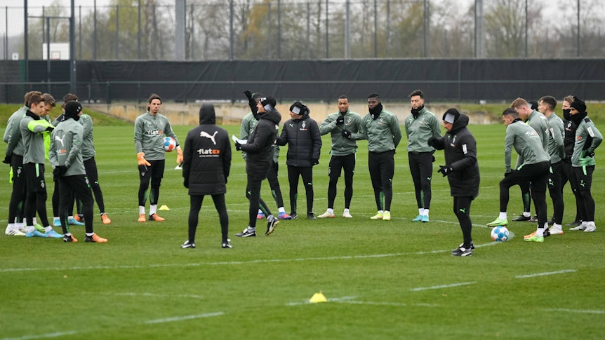 Cheftrainer Adi Hütter von Borussia Mönchengladbach, hier zu sehen am 1. April 2022, erklärt seinen Spielern eine Trainingsübung. Hütter gestikuliert.