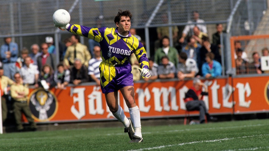 Torhüter Uwe Kamps im Trikot von Borussia Mönchengladbach 1992 auf dem Bökelberg. Kamps wirft den Ball zum Mitspieler.