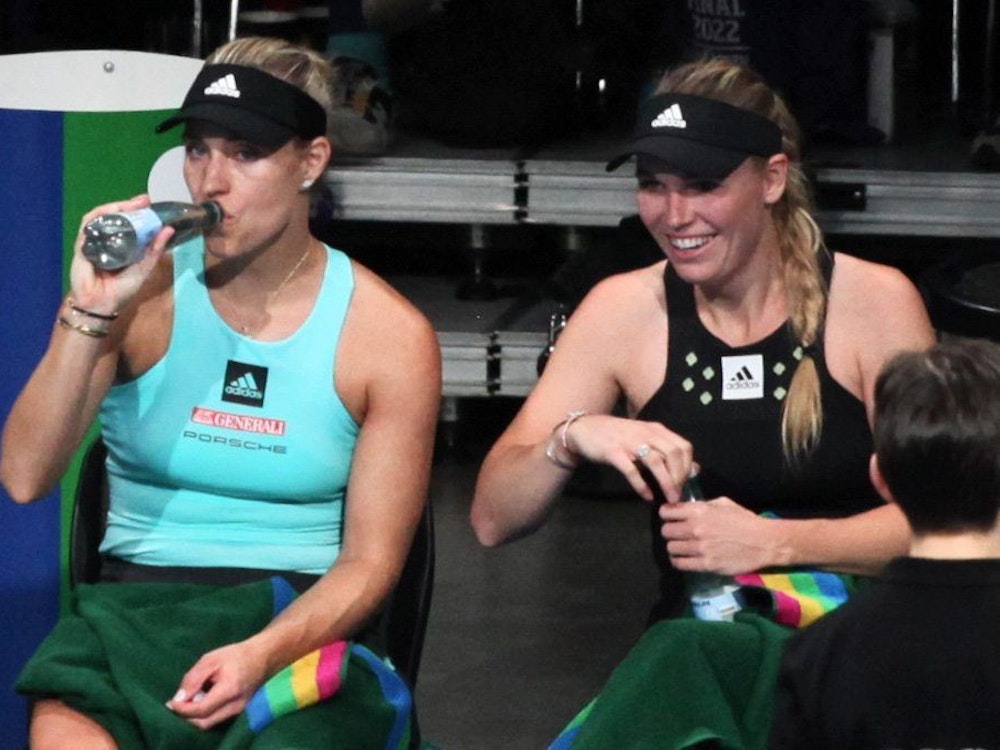 Angelique Kerber (l) und Caroline Wozniacki unterhalten sich in einer Spielpause.