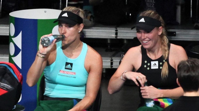 Angelique Kerber (l) und Caroline Wozniacki unterhalten sich in einer Spielpause.