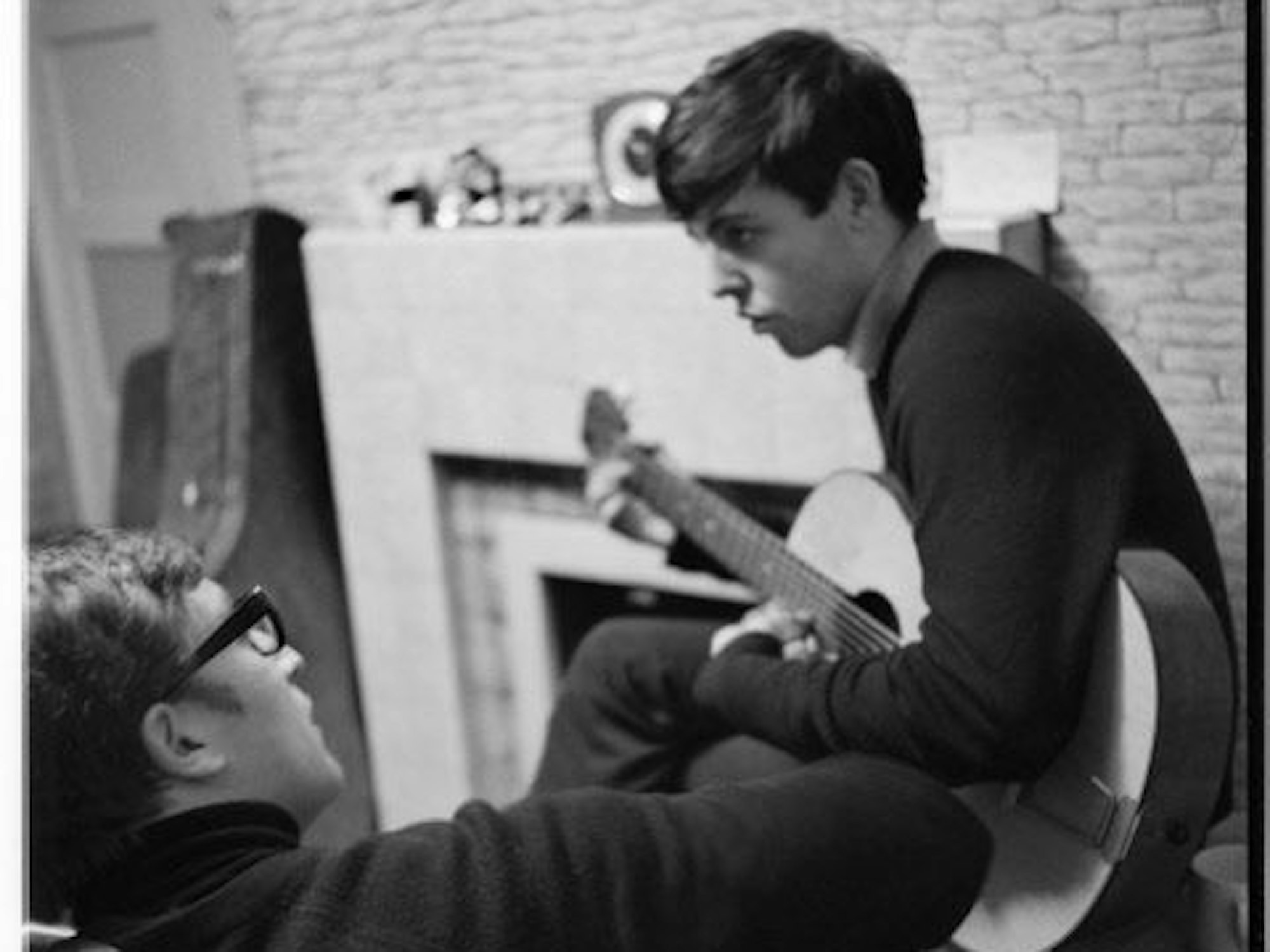 Beatles-Stars Paul McCartney und John Lennon schreiben einen Song in der 20 Forthlin Road