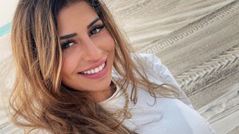 Eva Benetatou bei einem Selfie am Strand am 31.03.2022, welches sie auf ihrem Instagram-Kanal postete.