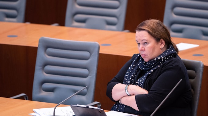 Ursula Heinen-Esser (CDU), Umweltministerin von Nordrhein-Westfalen, sitzt im Landtag auf der Regierungsbank.