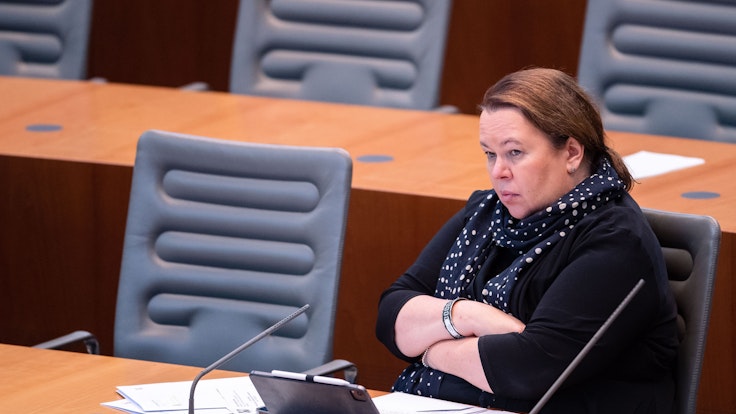 Ursula Heinen-Esser (CDU), Umweltministerin von Nordrhein-Westfalen, sitzt im Landtag auf der Regierungsbank.