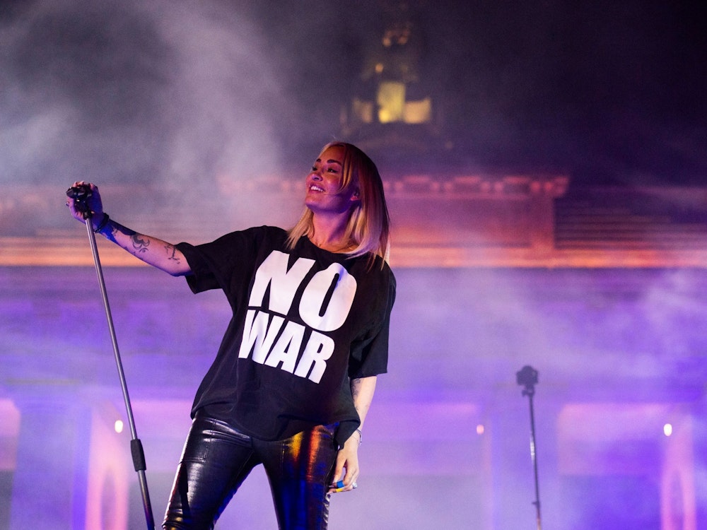 Sarah Connor singt bei der Solidaritätskundgebung "Sound of Peace" am Brandenburger Tor auf der Bühne.