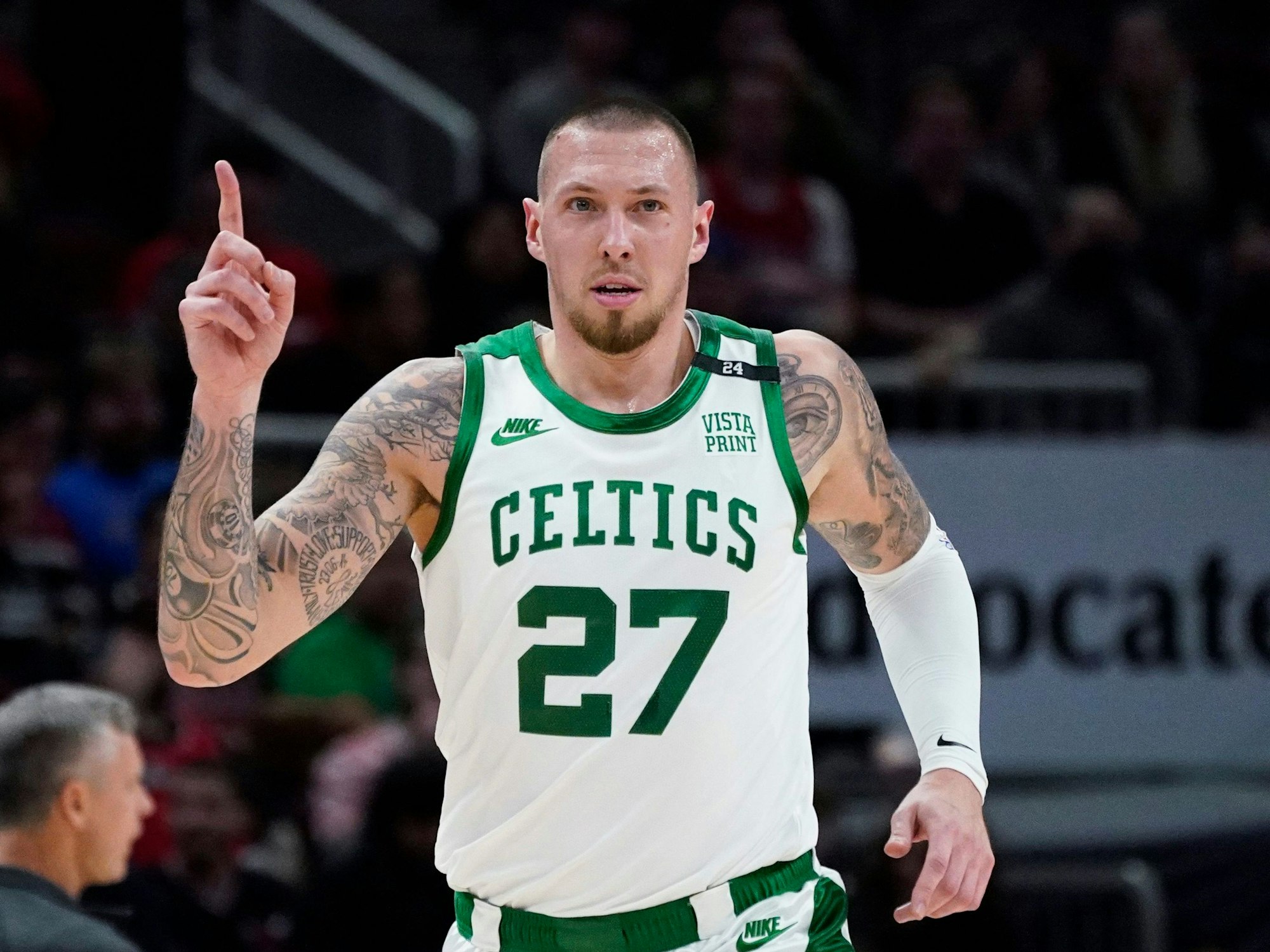 Der Center der Boston Celtics, Daniel Theis, feiert nach einem 3-Punkte-Korb.
