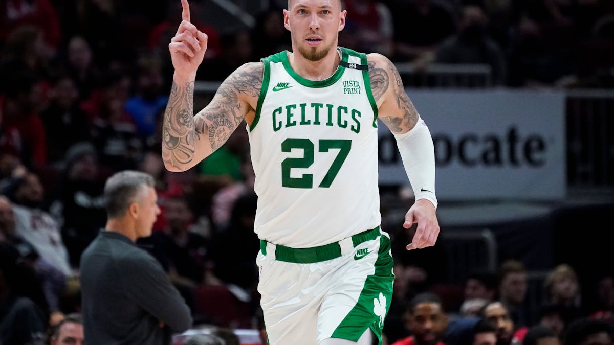 Der Center der Boston Celtics, Daniel Theis, feiert nach einem 3-Punkte-Korb.