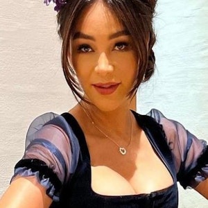 Verona Pooth fliegt für Instagram-Post das Röckchen ihres Kleidchen hoch, ihre Follower sind begeistert. Das Foto hat sie am 26. März 2022 auf Instagram gepostet.