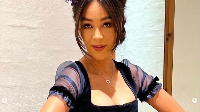 Verona Pooth fliegt für Instagram-Post das Röckchen ihres Kleidchen hoch, ihre Follower sind begeistert. Das Foto hat sie am 26. März 2022 auf Instagram gepostet.