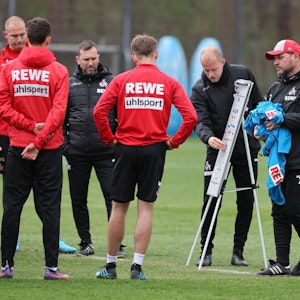 Taktikbesprechung beim Training des 1. FC Köln.