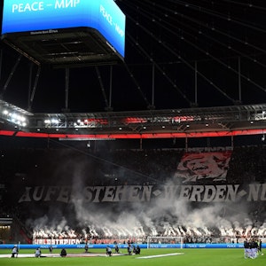 Fans von Eintracht Frankfurt zeigen gegen Eintracht Frankfurt eine Choreo.