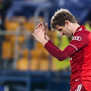 Thomas Müller ärgert sich über die Niederlage des FC Bayern München beim FC Villarreal.