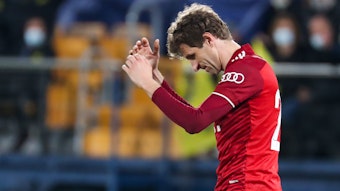 Thomas Müller ärgert sich über die Niederlage des FC Bayern München beim FC Villarreal.