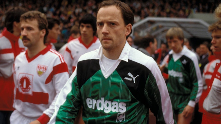 Von 1989 bis 1990 trug Igor Belanov, hier bei einem Spiel gegen den VfB Stuttgart am 4. November 1989, das Trikot von Borussia Mönchengladbach. Heute kämpft der 61-Jährige in der Ukraine gegen die Russen.