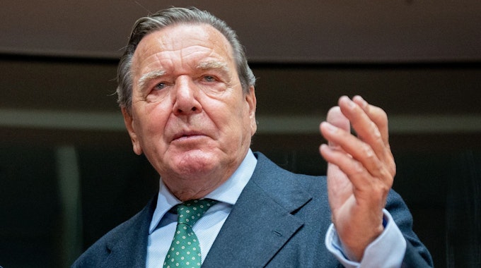 Gerhard Schröder gestikuliert bei einem Auftritt in Berlin