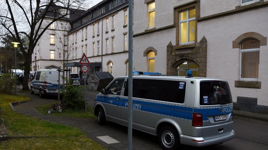 Polizeiwagen stehen vor einer Kölner Flüchtlingsunterkunft.