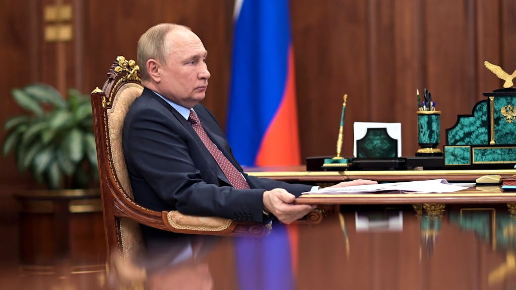 Russlands Präsident Vladimir Putin an seinem Schreibtisch im Kreml.