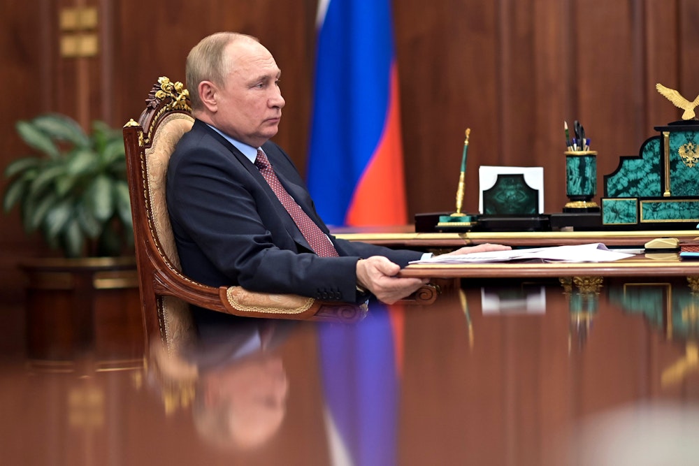 Russlands Präsident Vladimir Putin an seinem Schreibtisch im Kreml.