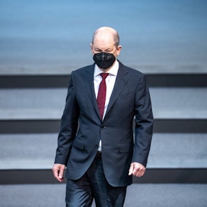 Bundeskanzler Olaf Scholz (SPD) kommt ins Plenum im Bundestag. Das Foto wurde am 7. April 2022 aufgenommen.