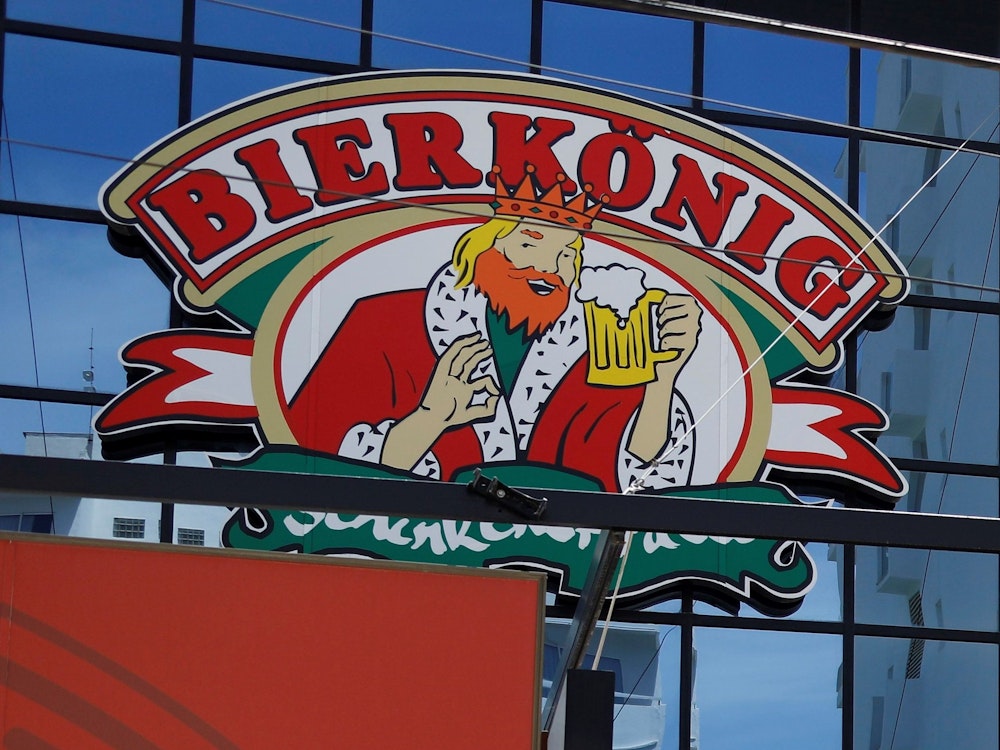 Das „Bierkönig“-Logo prangt auf der Fassade der gleichnamigen Lokalität. Wer an Kultlokalen am Ballermann auf Mallorca vorbeigeht, kann sich wohl kaum vorstellen, dass dahinter auch eine Kriminalgeschichte steckt.