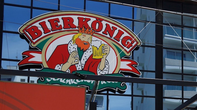 Das „Bierkönig“-Logo prangt auf der Fassade der gleichnamigen Lokalität. Wer an Kultlokalen am Ballermann auf Mallorca vorbeigeht, kann sich wohl kaum vorstellen, dass dahinter auch eine Kriminalgeschichte steckt.