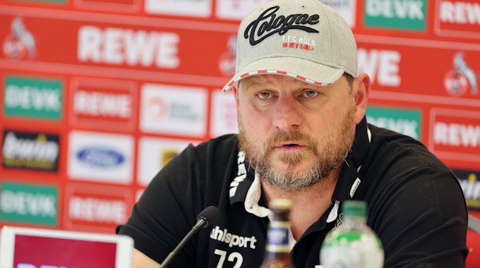 Steffen Baumgart, Trainer des 1. FC Köln, spricht auf der Pressekonferenz vorm Spiel gegen Mainz 05.