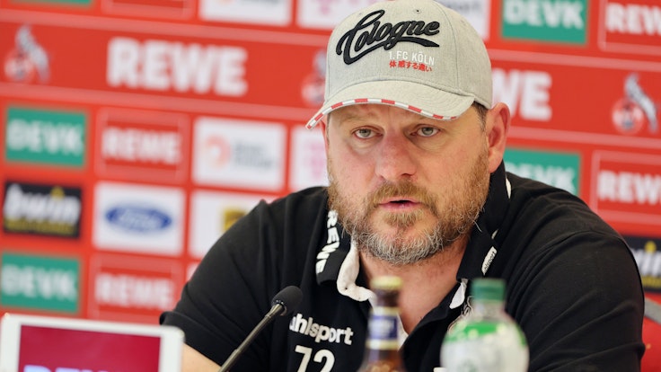 Steffen Baumgart, Trainer des 1. FC Köln, spricht auf der Pressekonferenz vorm Spiel gegen Mainz 05.