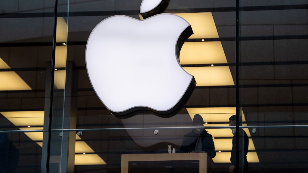 Das Apple-Logo an einem Apple Store in München. Das große Unternehmen schickt Kamera-Rucksäcke nach Köln, um die Umgebung aufzunehmen.