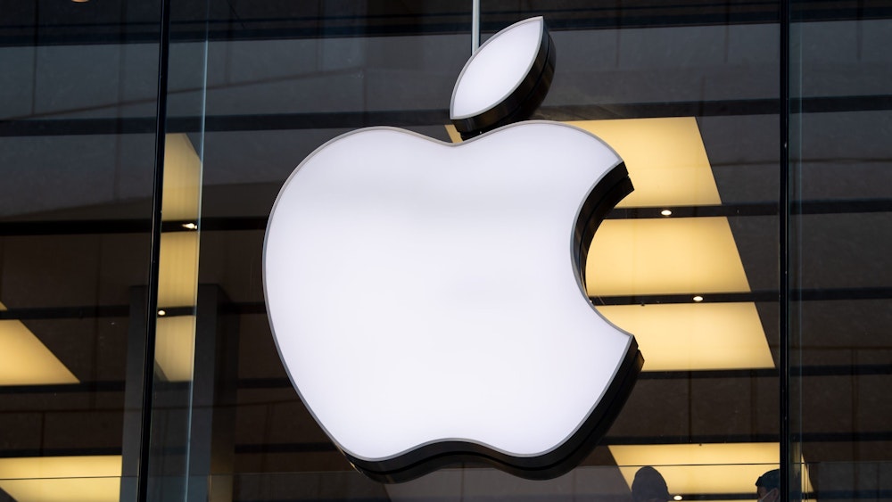 Das Apple-Logo an einem Apple Store in München. Das große Unternehmen schickt Kamera-Rucksäcke nach Köln, um die Umgebung aufzunehmen.