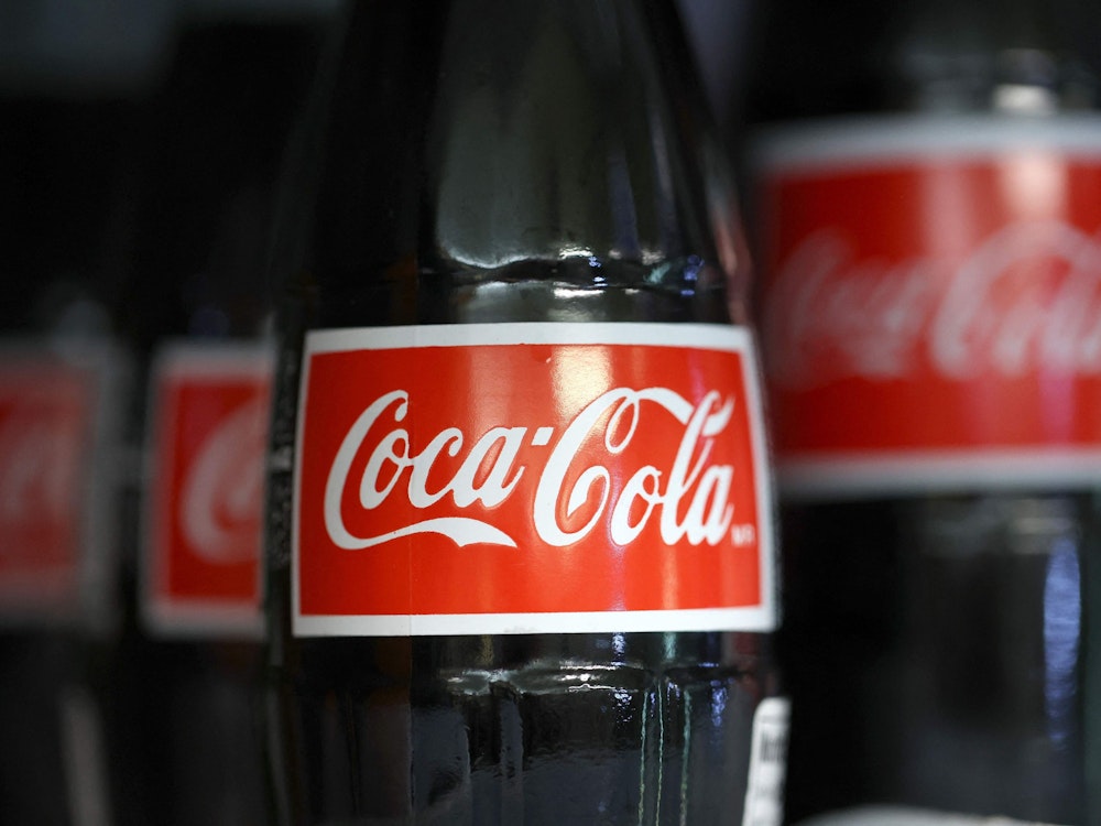 Coca-Cola will in Deutschland Hunderte Stellen streichen (Symblfoto).
