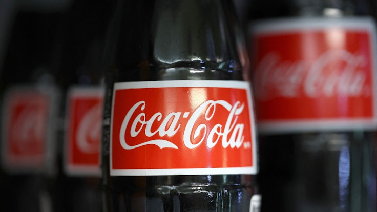 Coca-Cola will in Deutschland Hunderte Stellen streichen (Symblfoto).