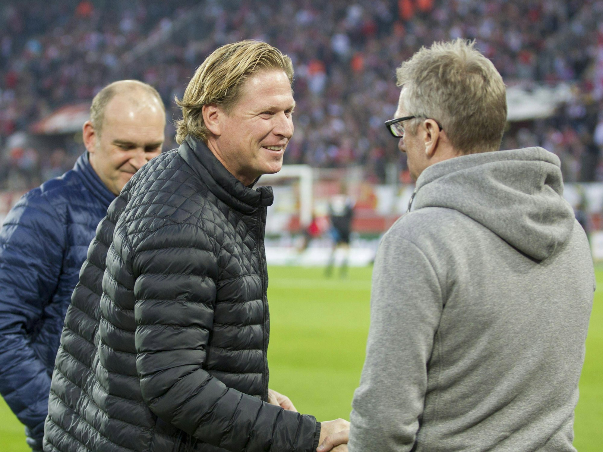 Markus Gisdol und Peter Stöger begrüßen sich beim Bundesliga-Spiel 1. FC Köln gegen Hamburger SV.