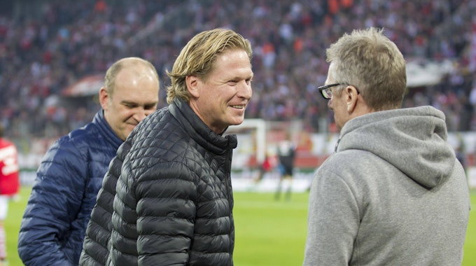 Markus Gisdol und Peter Stöger begrüßen sich beim Bundesliga-Spiel 1. FC Köln gegen Hamburger SV.