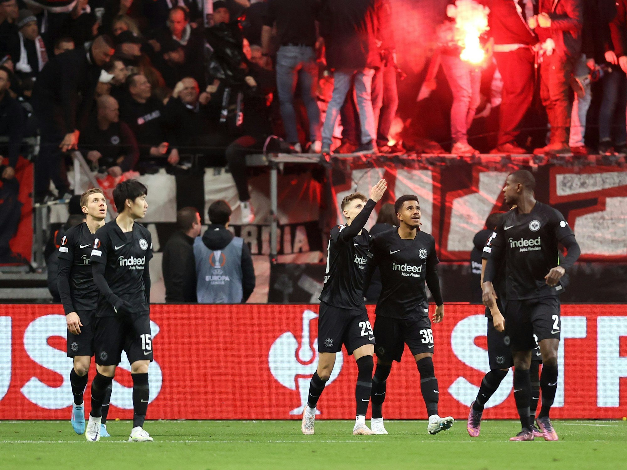 Eintracht Frankfurt feiert das 1:0 gegen den FC Barcelona.