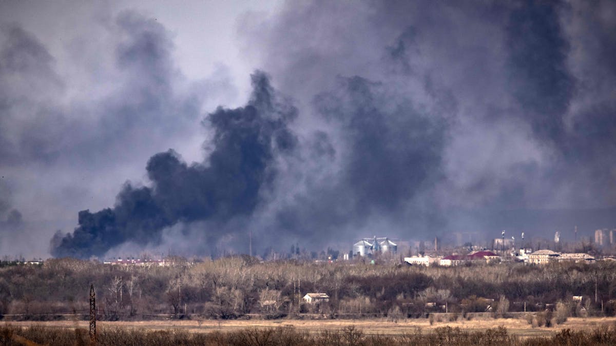 Ukraine-Krieg: Eine Stadt in der Donbas-Region qualmt. Es handelt sich um ein Symbolbild vom 8. April 2022.
