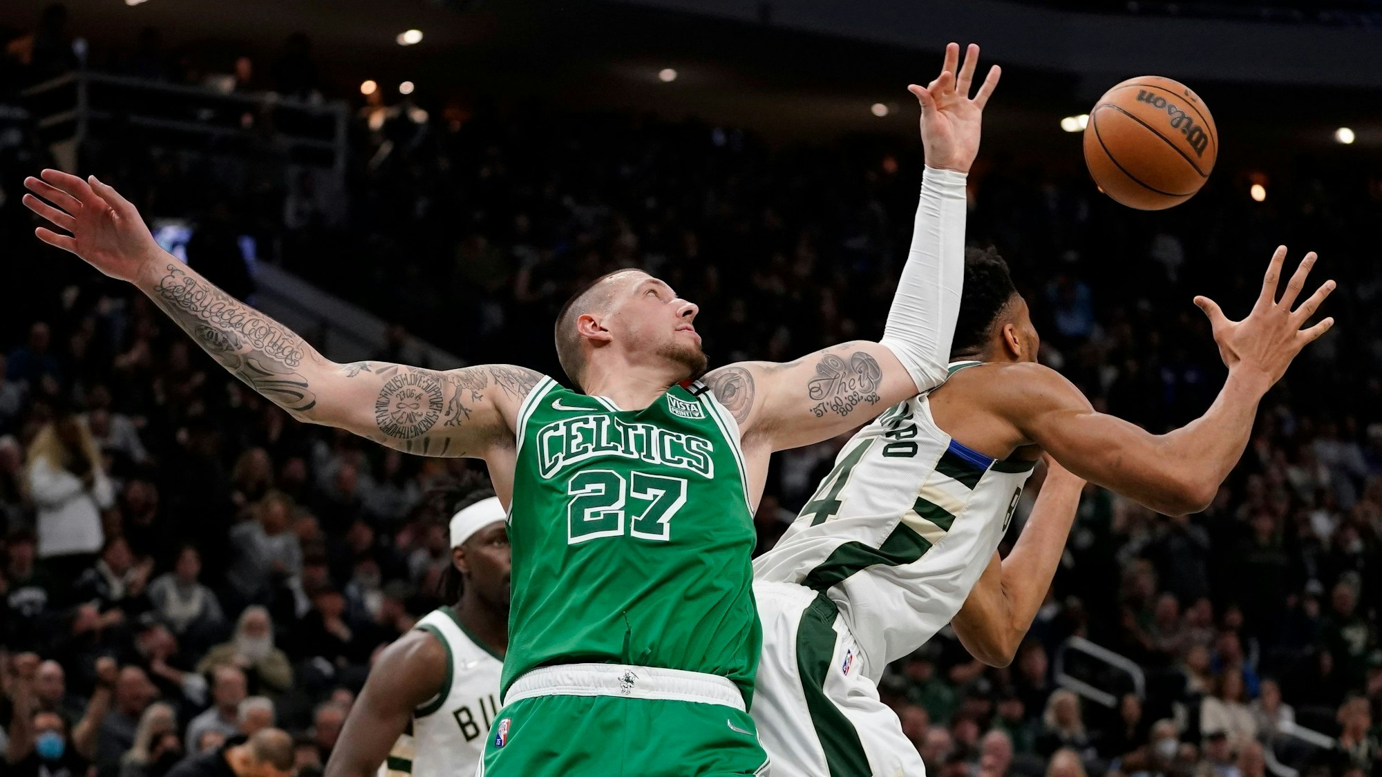 Bucks-Star Giannis Antetokounmpo im Zweikampf mit Celtics-Center Daniel Theis.