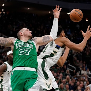 Bucks-Star Giannis Antetokounmpo im Zweikampf mit Celtics-Center Daniel Theis.