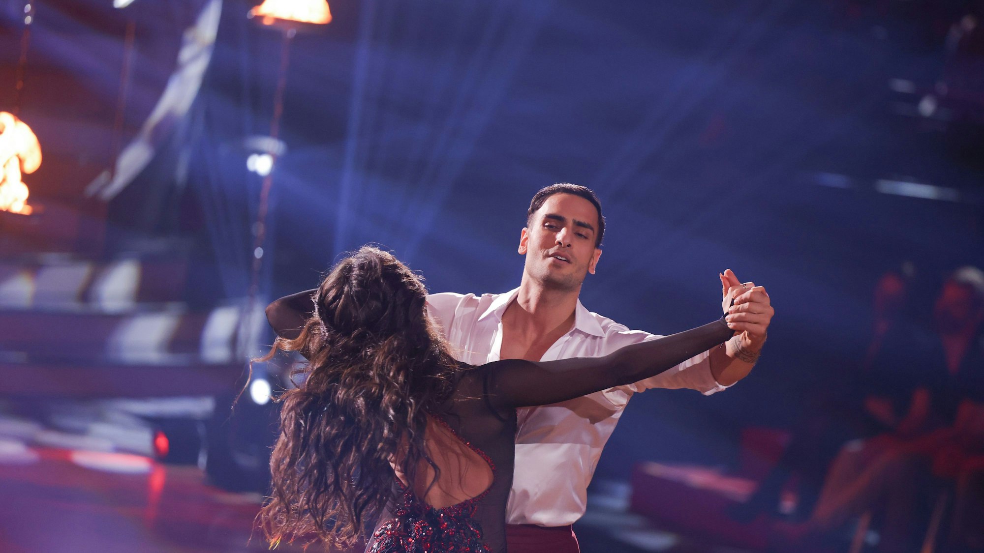 Timur Ülker, Schauspieler, und Malika Dzumaev, Profitänzerin, tanzen in der RTL-Tanzshow „Let’s Dance“ im Coloneum.