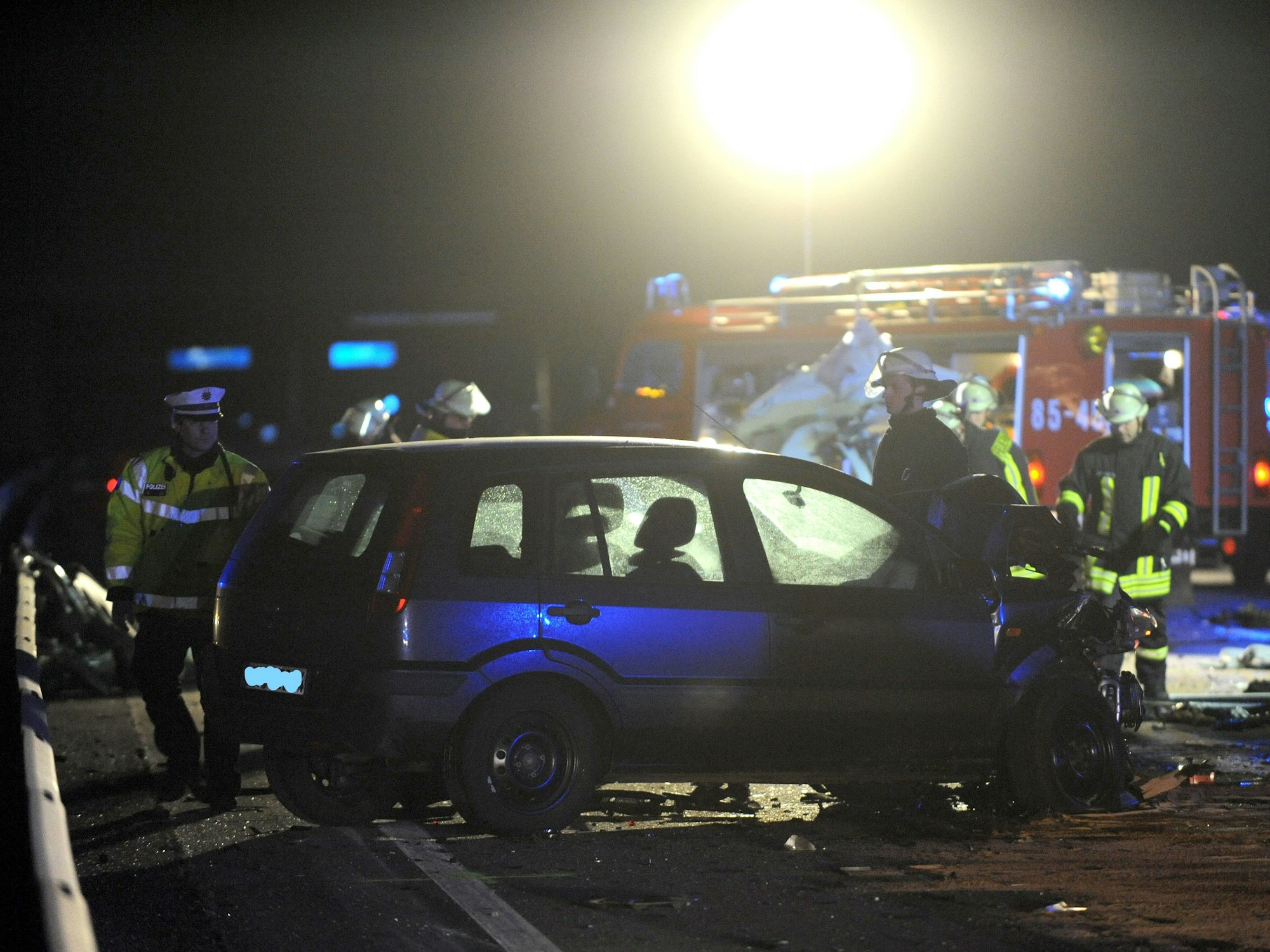 Schwerer Unfall auf der A1: Unser Archivbild zeigt einen Unfall im Jahr 2012 auf der A1 in Niedersachsen.