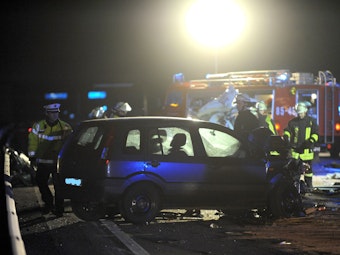 Schwerer Unfall auf der A1: Unser Archivbild zeigt einen Unfall im Jahr 2012 auf der A1 in Niedersachsen.