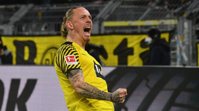 Marius Wolf jubelt im Spiel gegen Borussia Mönchengladbach