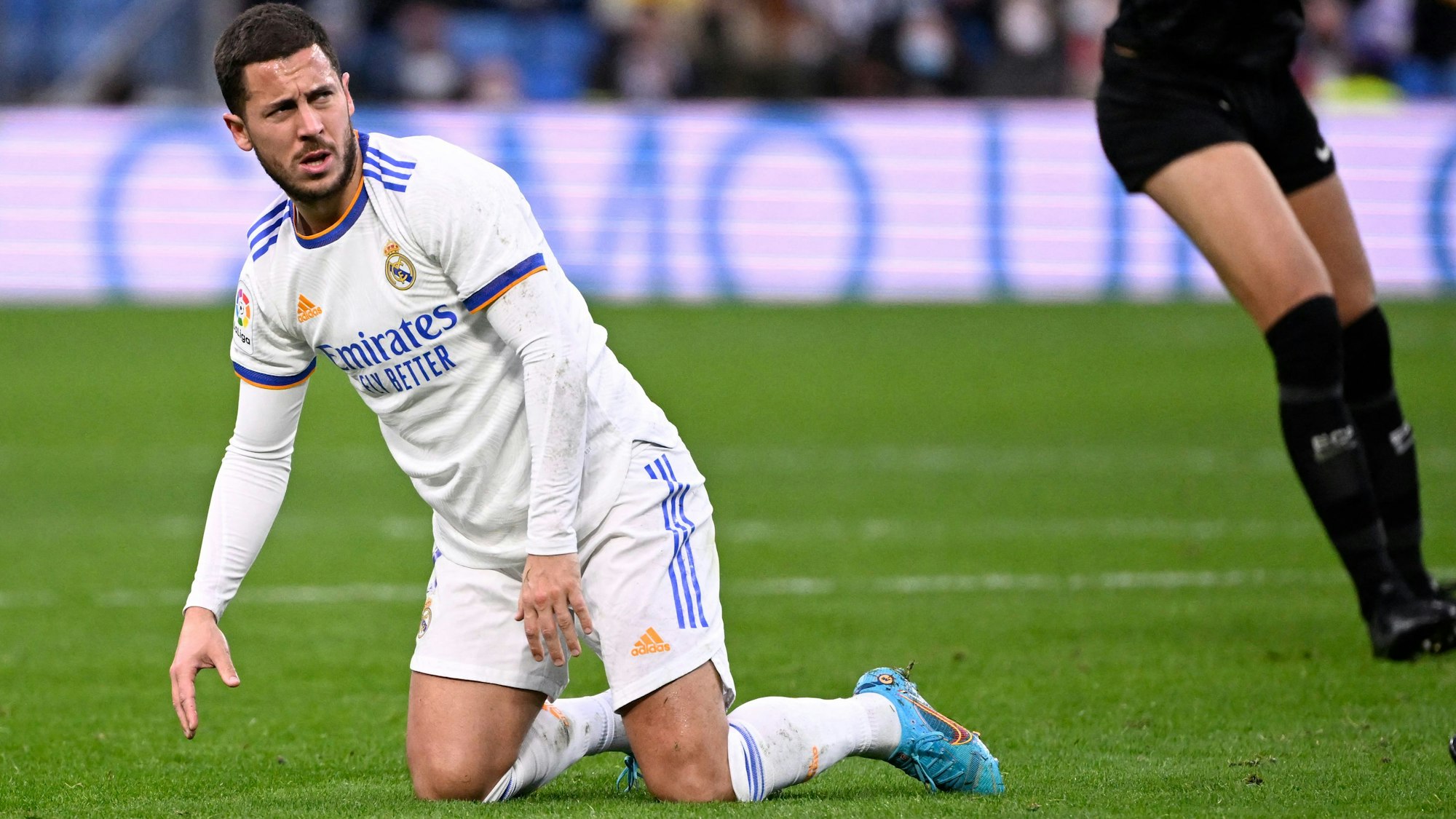 Eden Hazard kniet im Spiel von Real Madrid auf dem Boden
