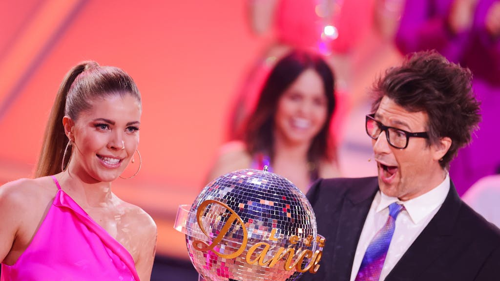 Victoria Swarovski und Daniel Hartwich, Moderatoren, stehen in der RTL-Tanzshow "Let's Dance" im Coloneum. +++ dpa-Bildfunk +++